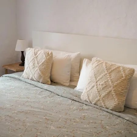 Beautiful Cave-level Stable Converted House Feriehus *